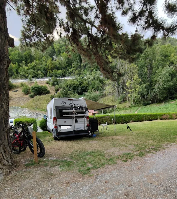 Camping-car sur un emplacement du camping