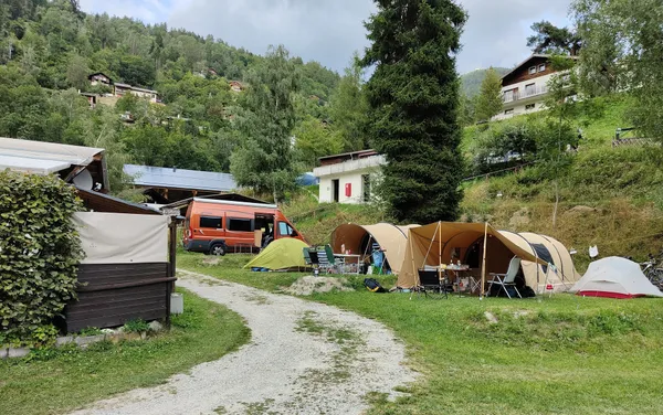 Grande tente sur un emplacement du camping