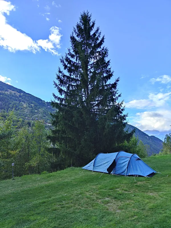 Petite tente sur un emplacement du camping