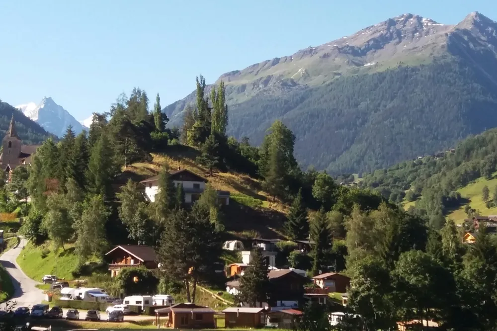 Vue générale du camping et des montagnes
